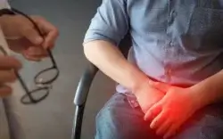 معاینه تومور بیضه توسط پزشک