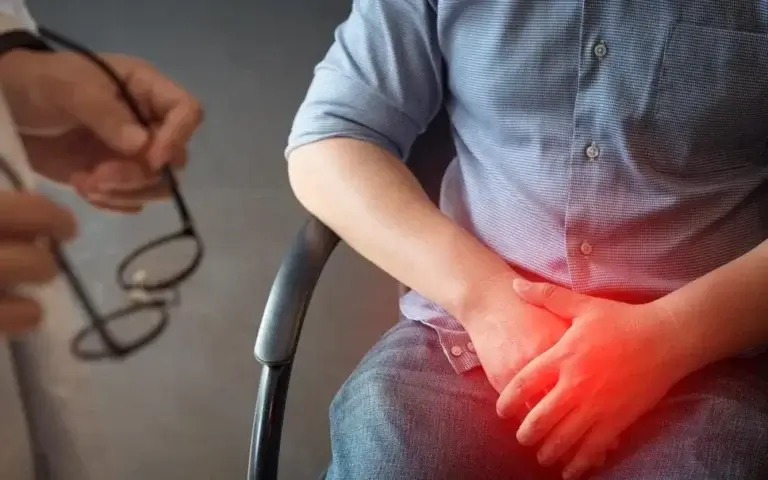 معاینه تومور بیضه توسط پزشک